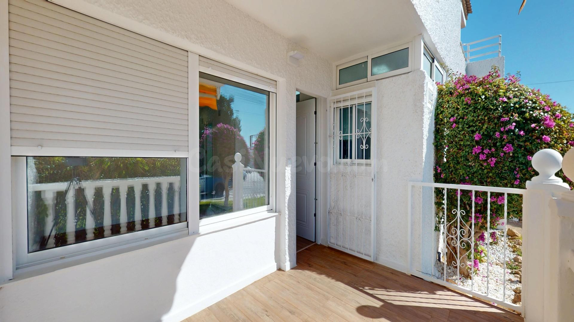 Bungalow reformado con gran terraza y ubicación estratégica  - foto 3