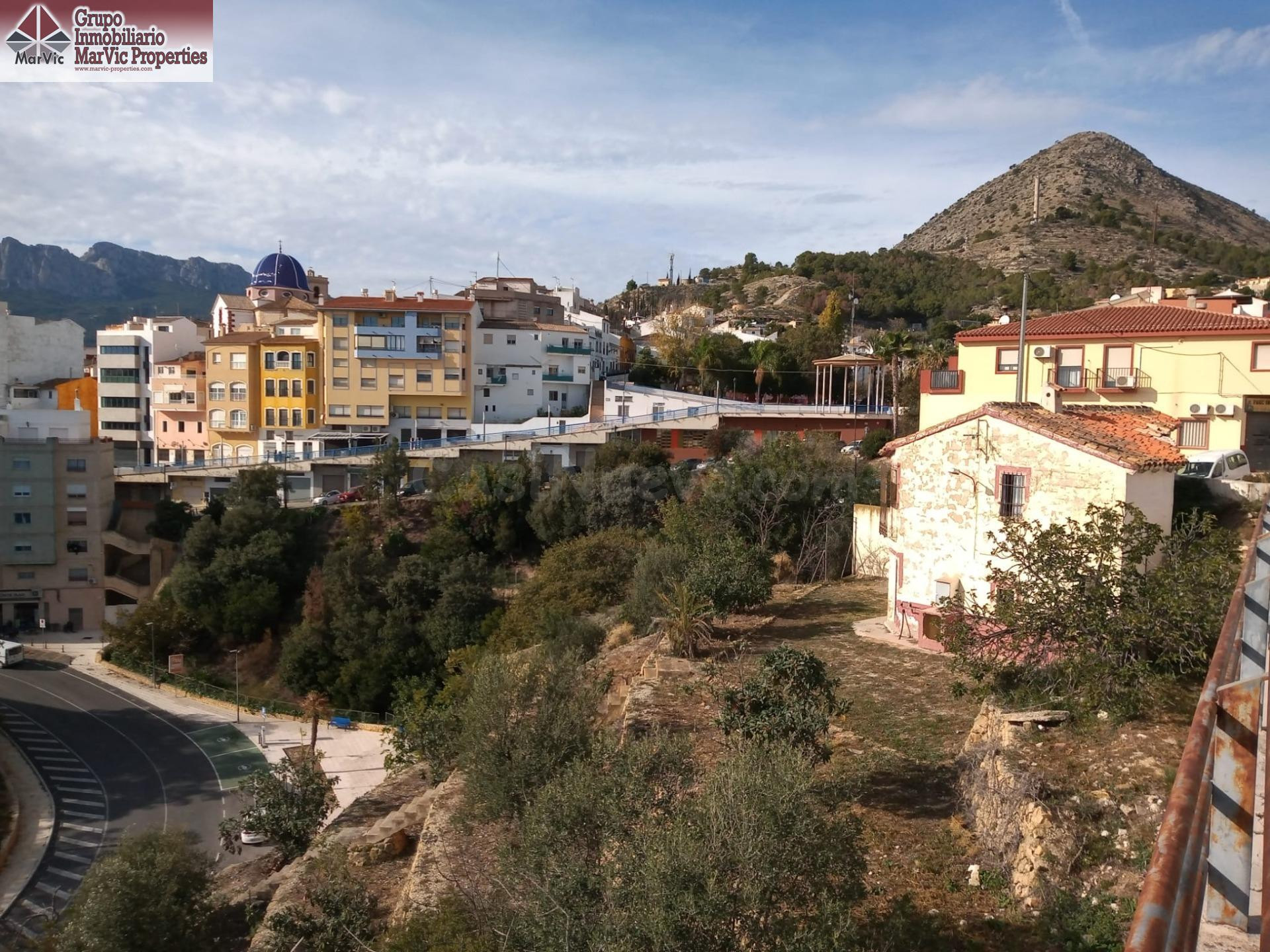 TERRENO URBANO CON CASA PARA REFORMAR EN CALLOSA D'EN SARRIÀ