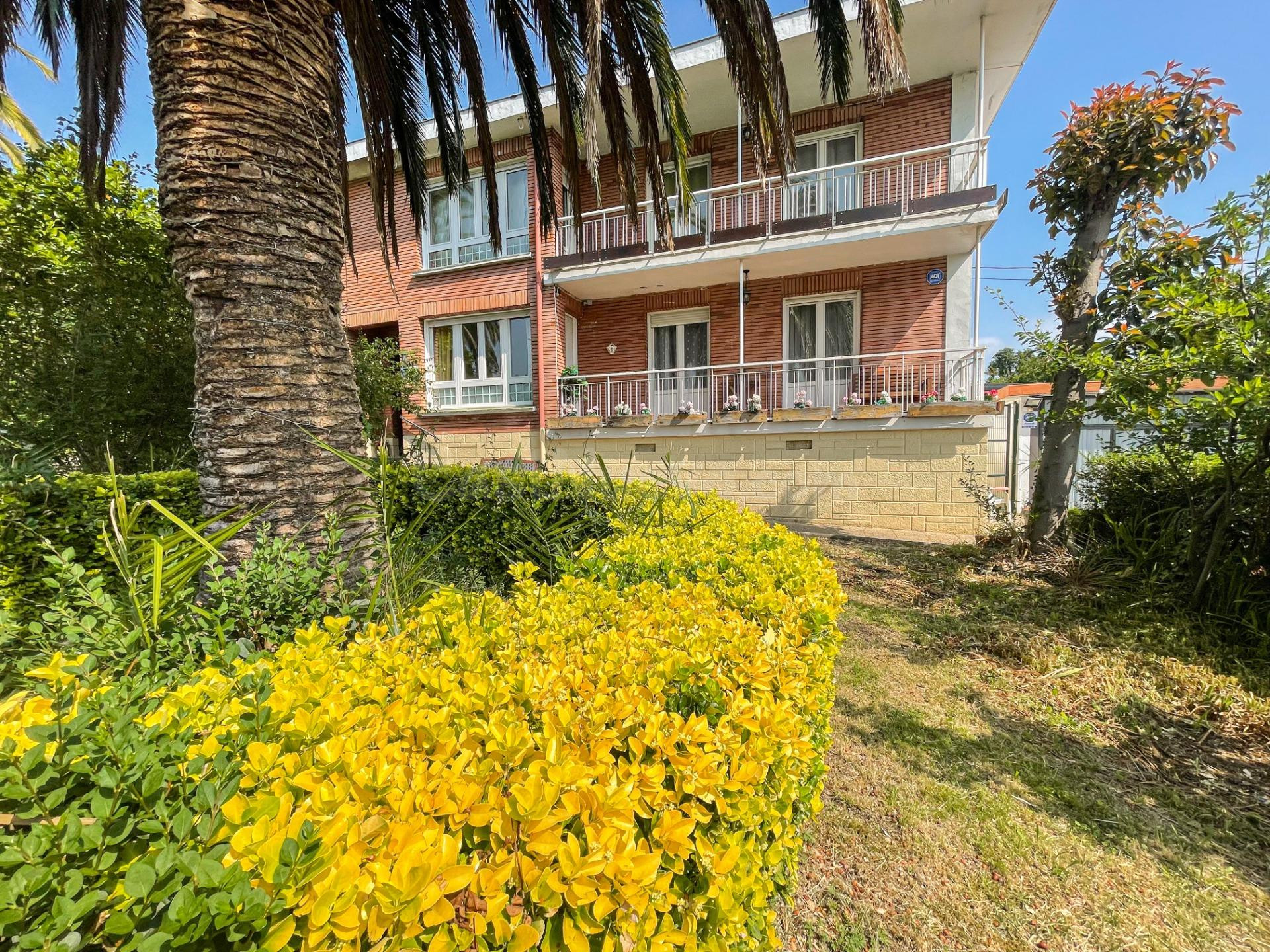 Vivienda independiente con 4 viviendas, gran terreno, jardín