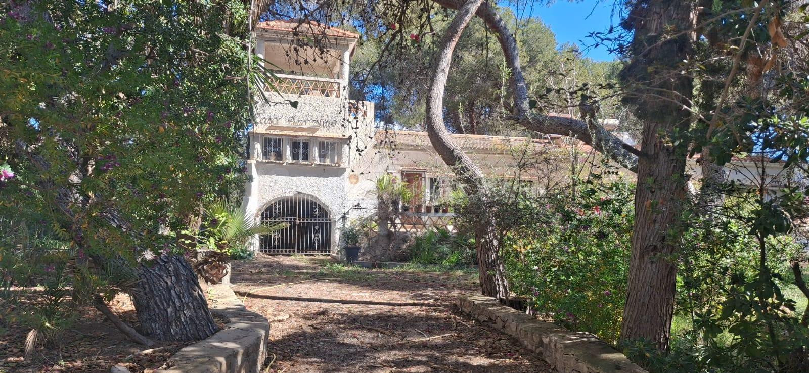 Amplia Casa con Terreno en Benidorm a Reformar