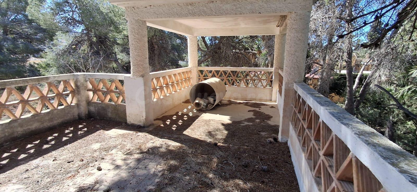 Amplia Casa con Terreno en Benidorm a Reformar - foto 2