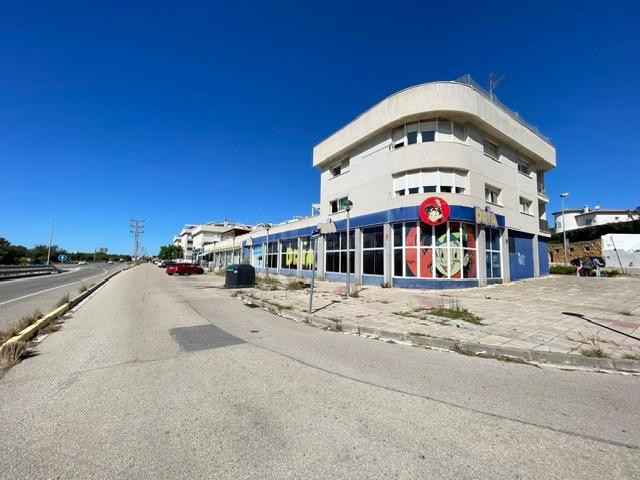Gran local comercial de 1.209 m2 frente a la N-340 – Ideal s - foto 2