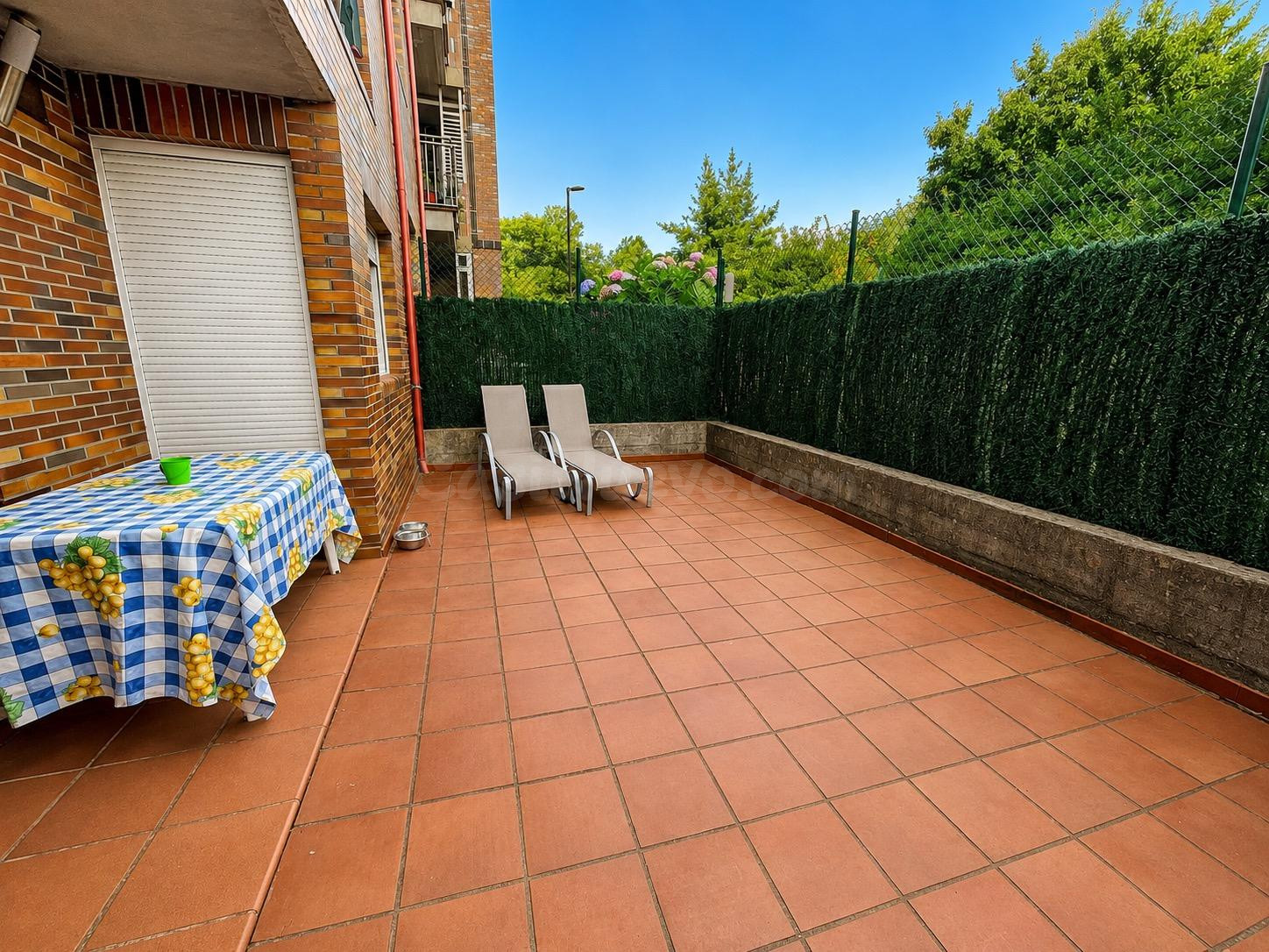 Planta baja en Beranga con terraza privada, piscinas y aparc