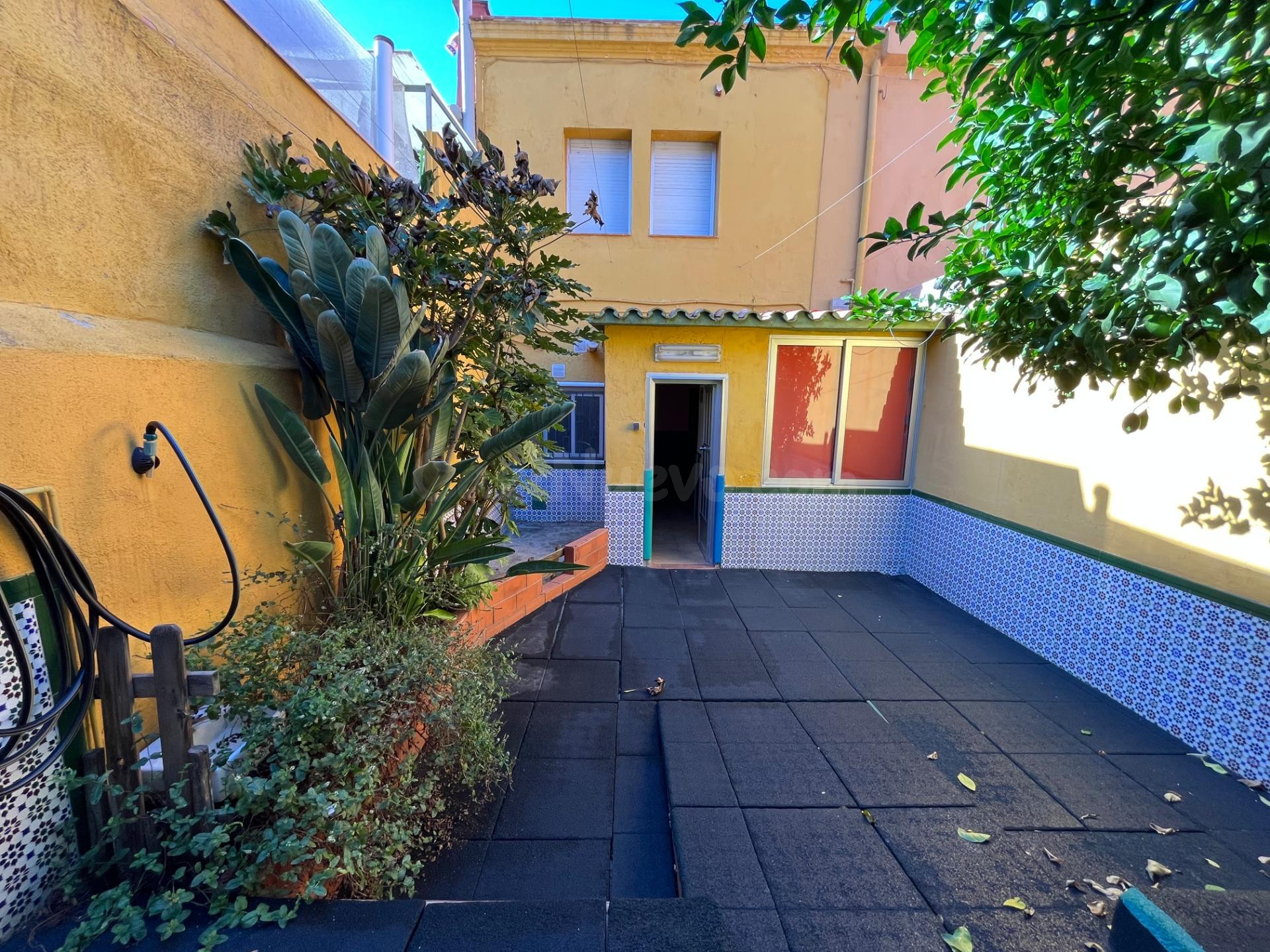 UNA CASA CON PERSONALIDAD EN PLENO CENTRO DE SANTA COLOMA