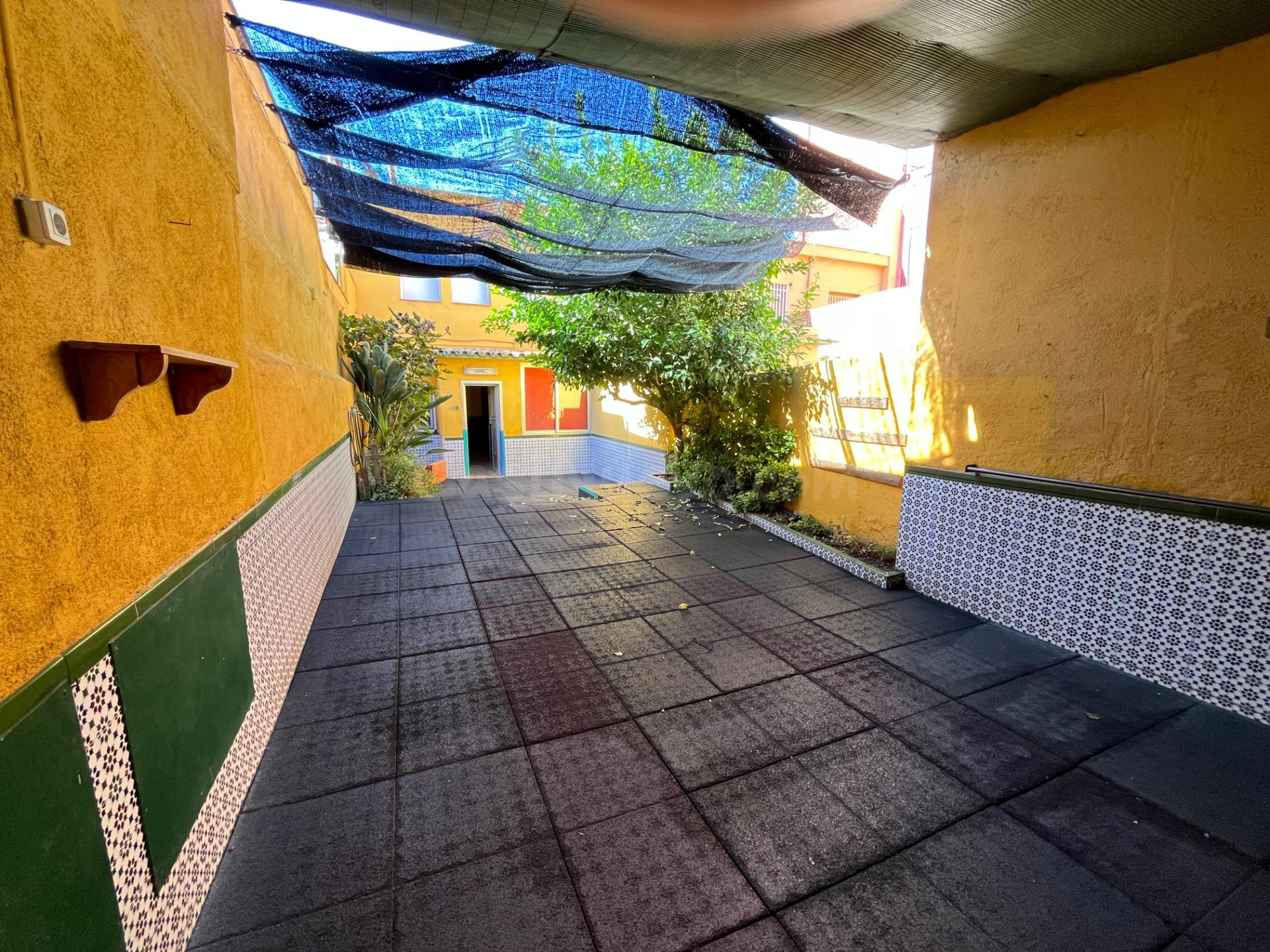 UNA CASA CON PERSONALIDAD EN PLENO CENTRO DE SANTA COLOMA - foto 2