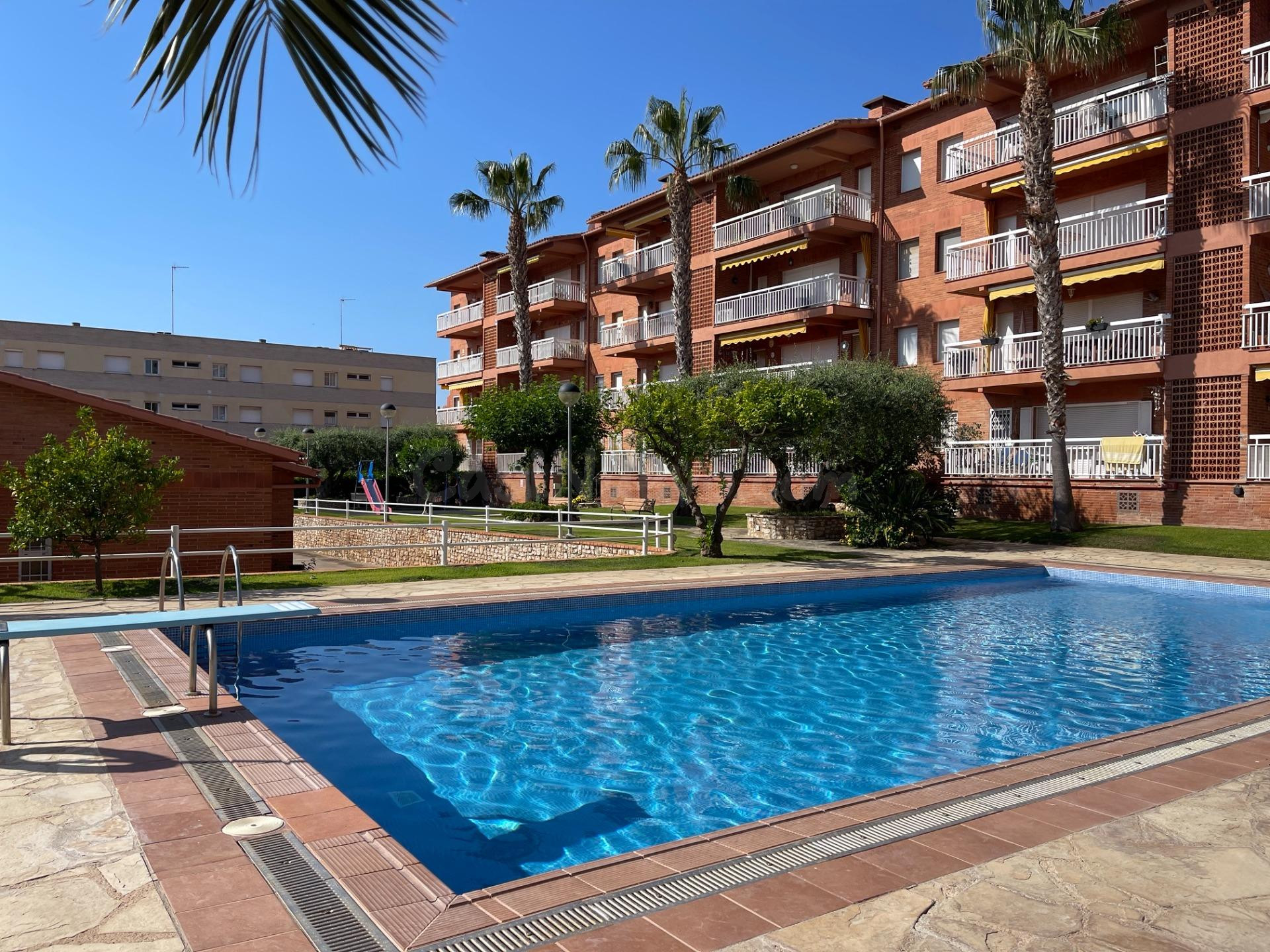 Ático reformado a 50 metros de la playa con piscina en Roda 