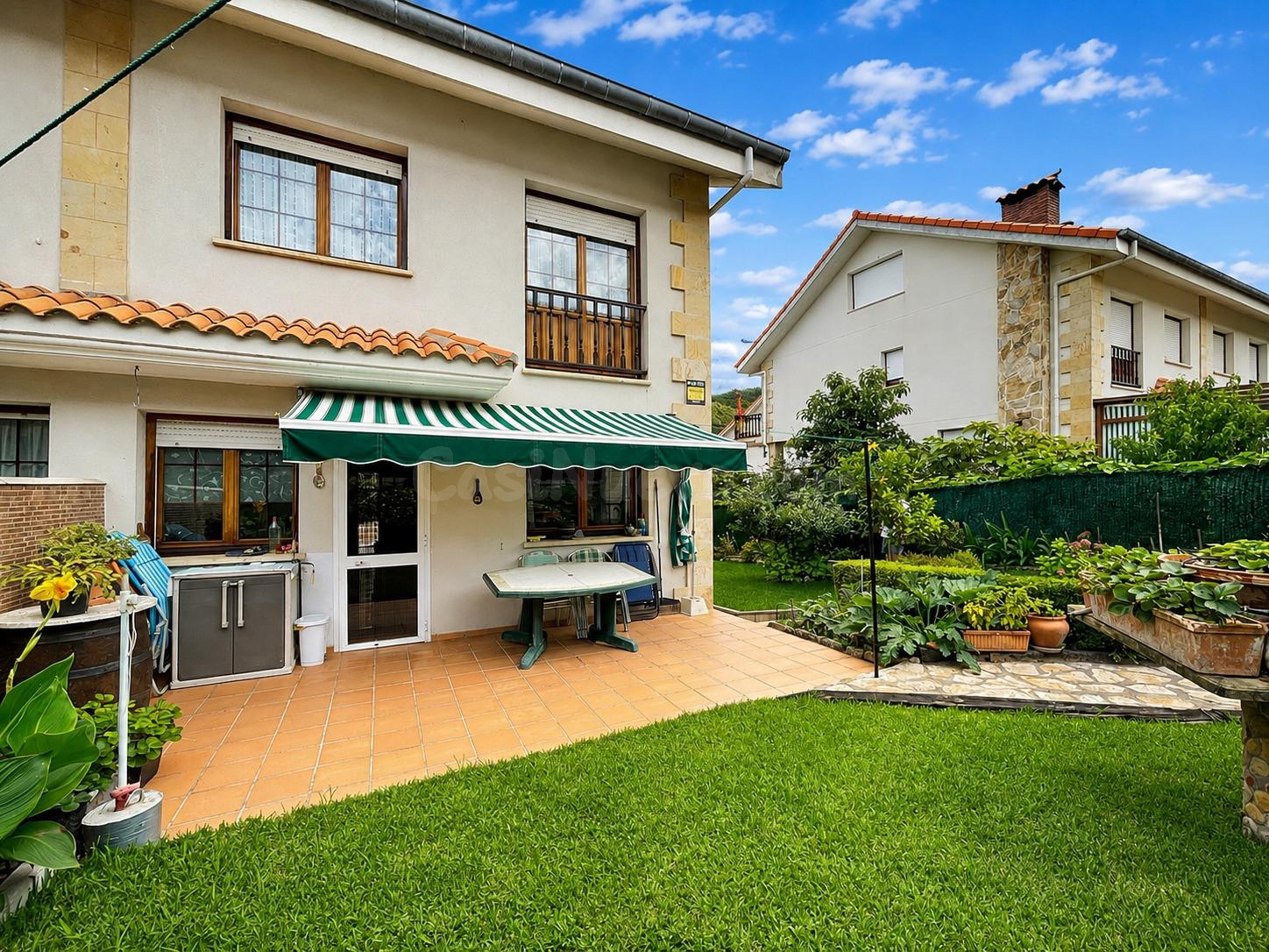 EXCLUSIVA – Chalet pareado en Argoños con piscina, parcela y