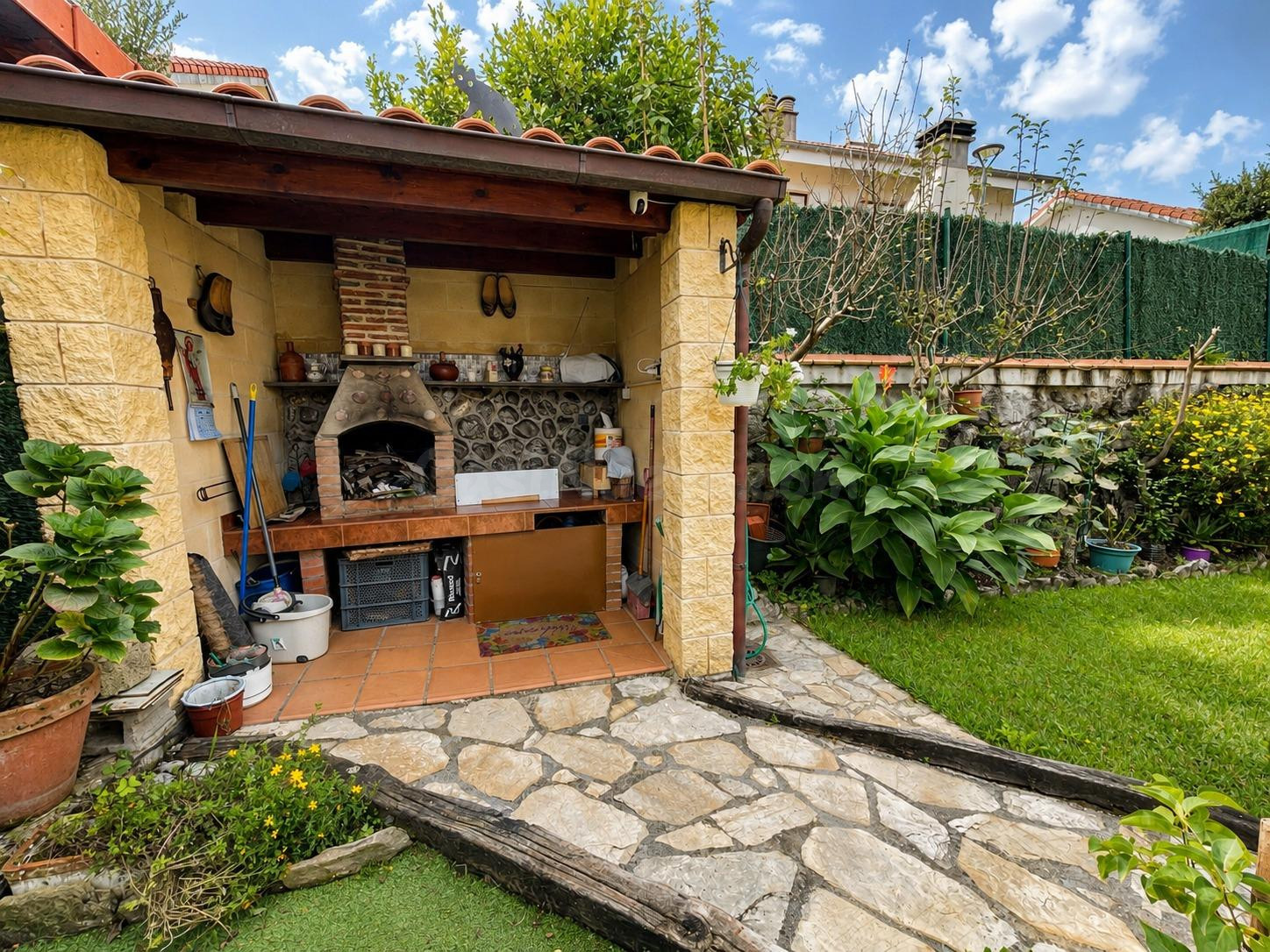 EXCLUSIVA – Chalet pareado en Argoños con piscina, parcela y - foto 2