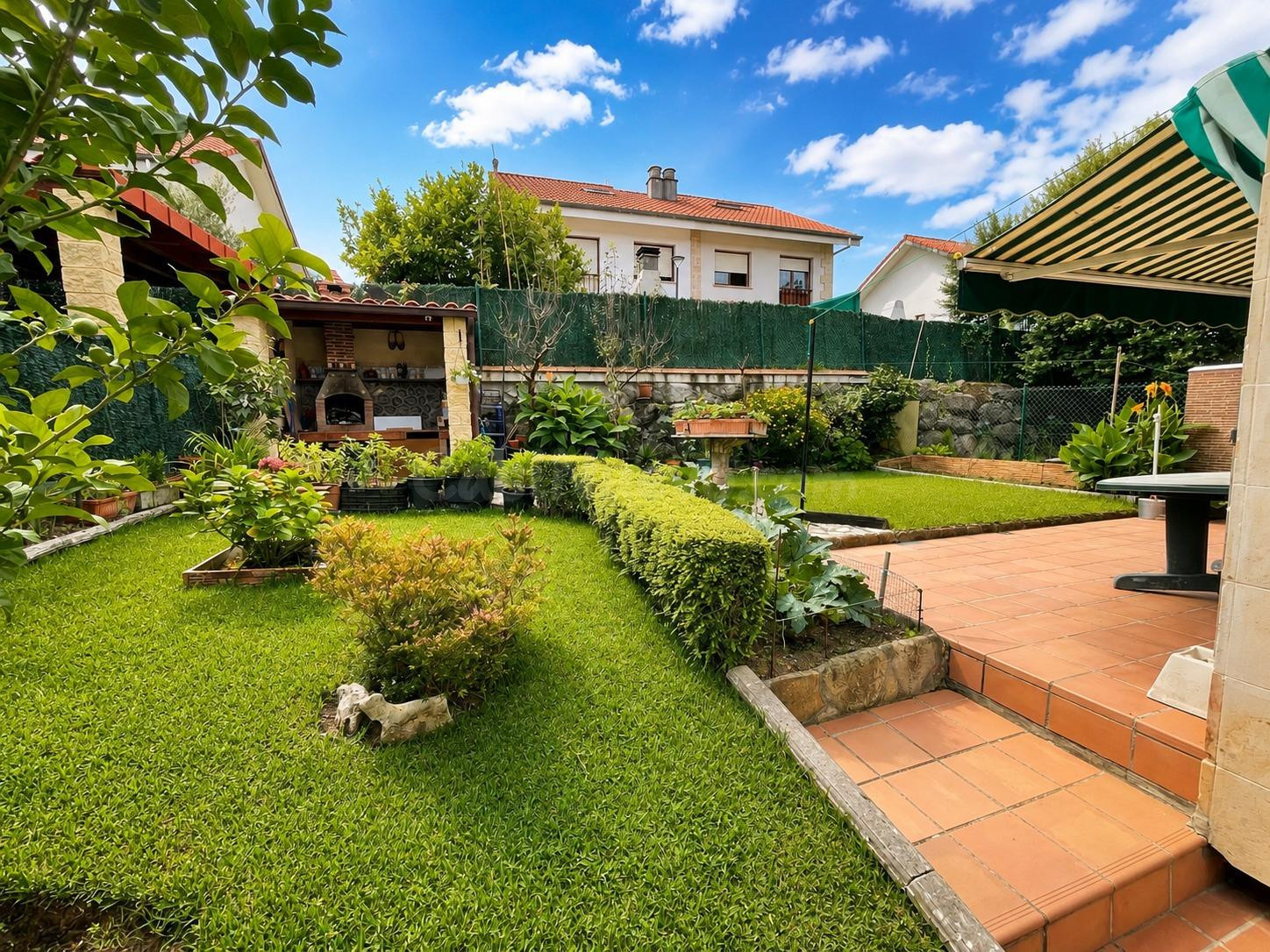 EXCLUSIVA – Chalet pareado en Argoños con piscina, parcela y - foto 3