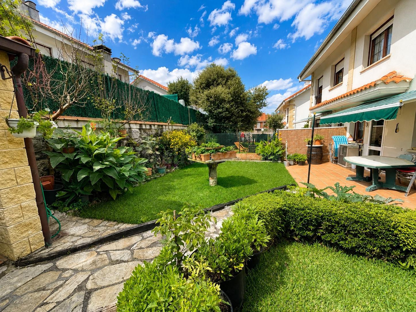 EXCLUSIVA – Chalet pareado en Argoños con piscina, parcela y - foto 4