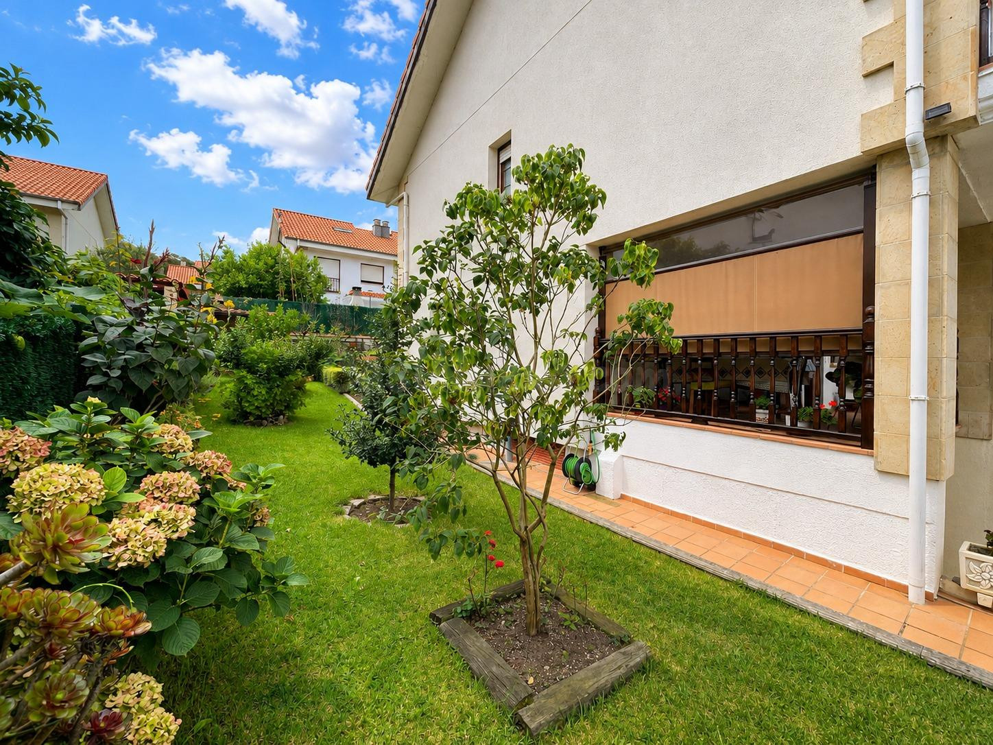 EXCLUSIVA – Chalet pareado en Argoños con piscina, parcela y - foto 5
