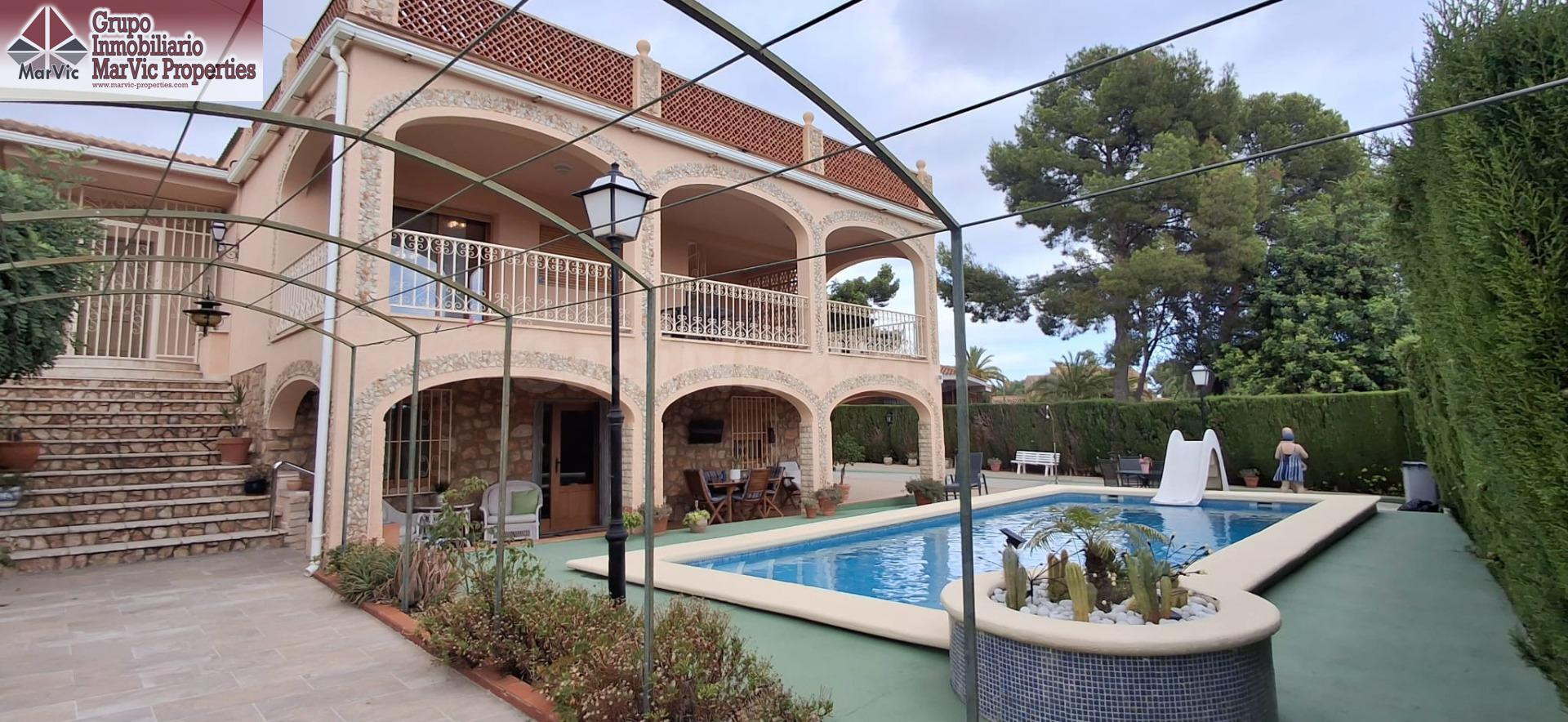 Espléndido Chalet en Benidorm: Lujo y Comodidad para Toda la