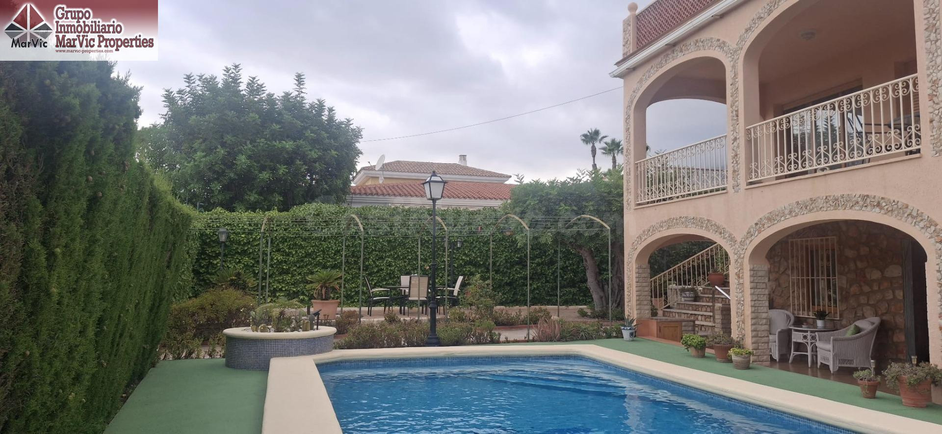 Espléndido Chalet en Benidorm: Lujo y Comodidad para Toda la - foto 2