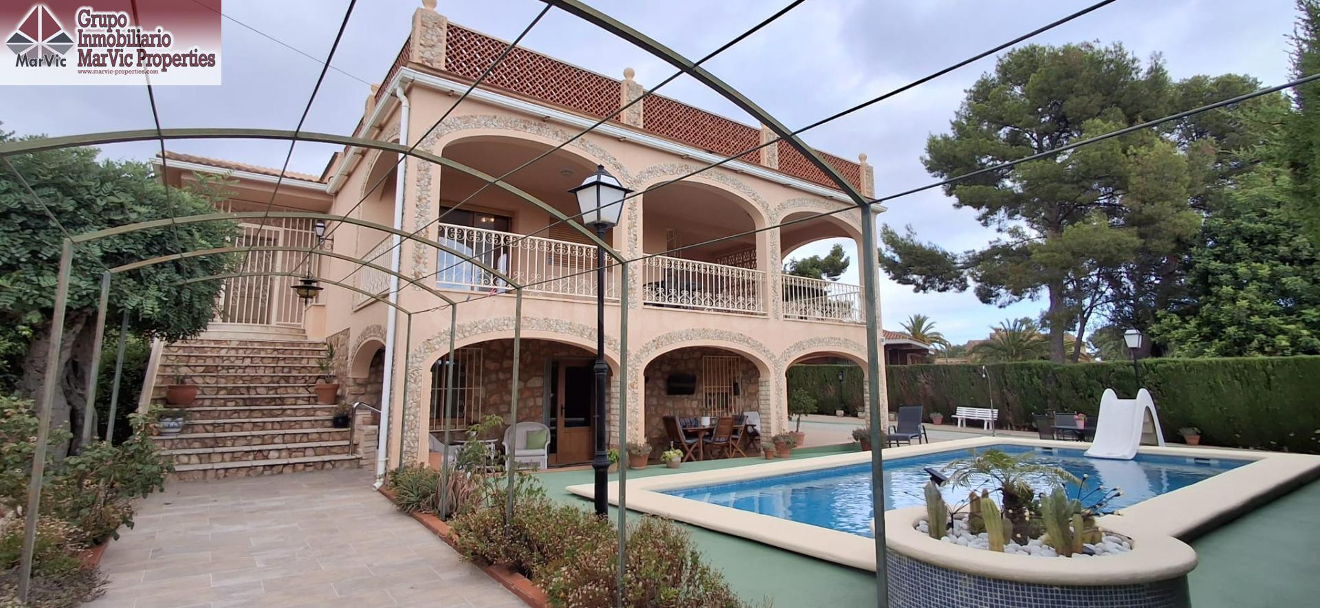 Espléndido Chalet en Benidorm: Lujo y Comodidad para Toda la - foto 4
