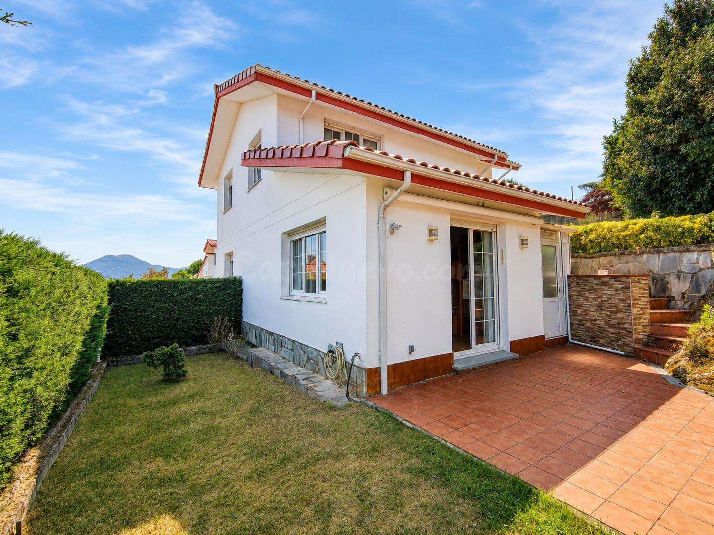 Chalet independiente en Argoños con 306m2 de jardin.
