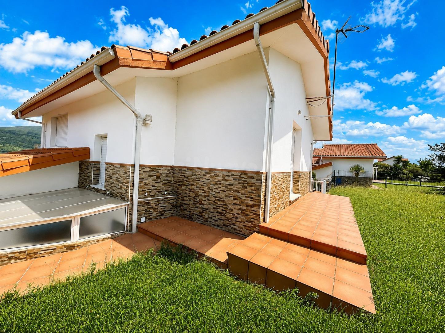 Chalet independiente en Argoños con 306m2 de jardin. - foto 3