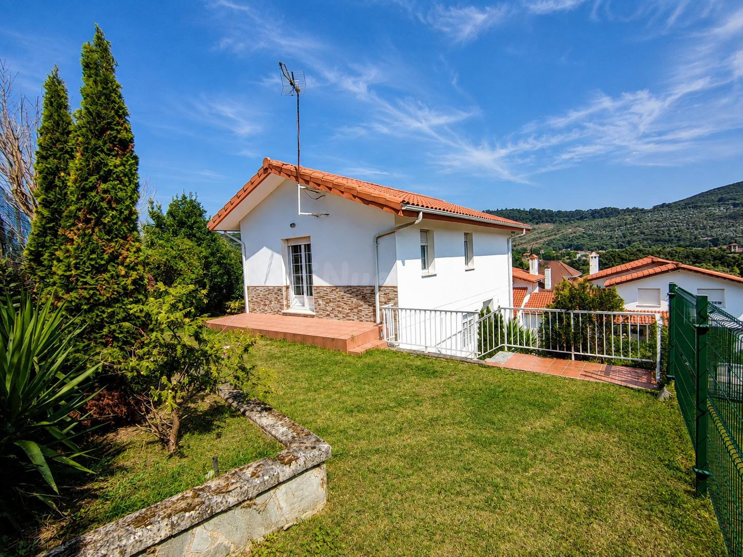 Chalet independiente en Argoños con 306m2 de jardin. - foto 4