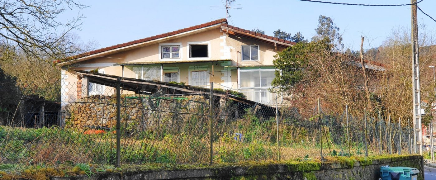 Casa y terreno urbano de 3.000 m2.