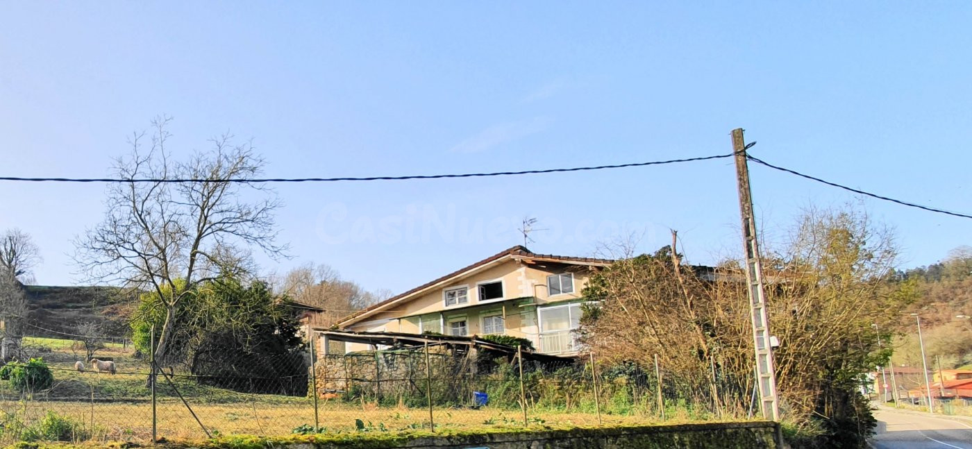Casa y terreno urbano de 3.000 m2. - foto 2