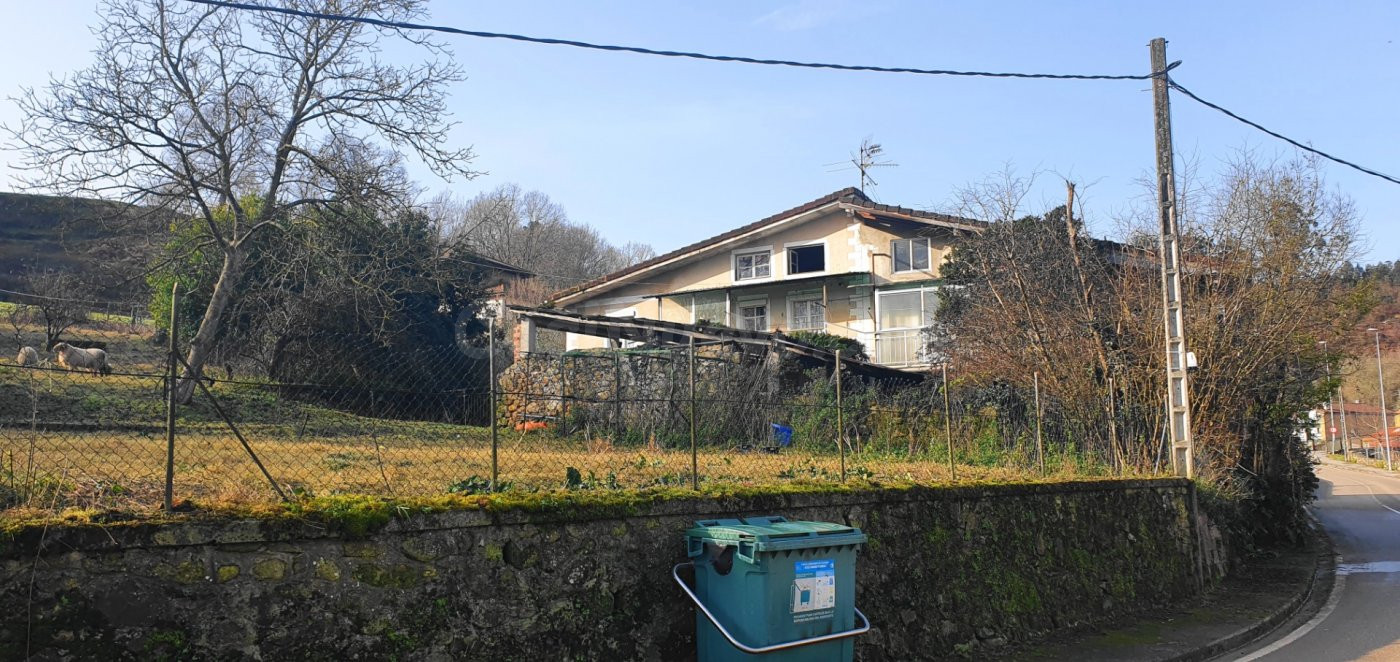 Casa y terreno urbano de 3.000 m2. - foto 5