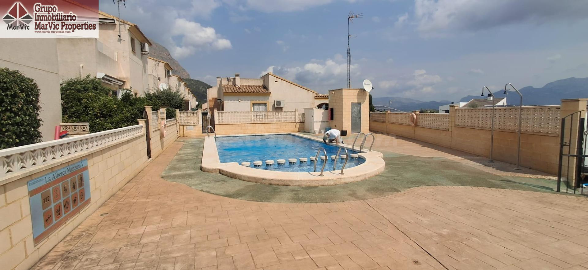 Chalet en Polop con Piscina y Amplias Posibilidades de Refor