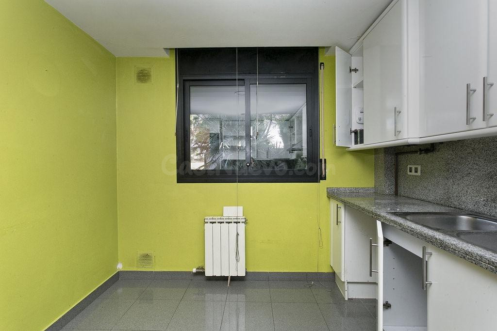 Chalet adosado de 4 dormitorios en Vilanova i la Geltrú - foto 3