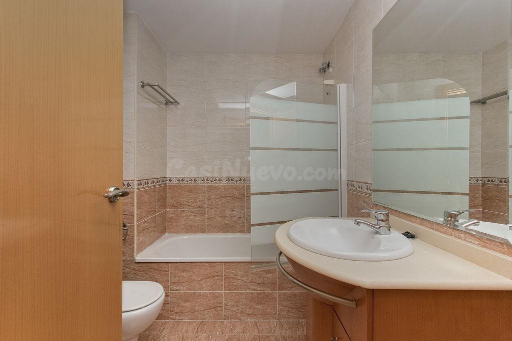 Chalet adosado de 4 dormitorios en Vilanova i la Geltrú - foto 5