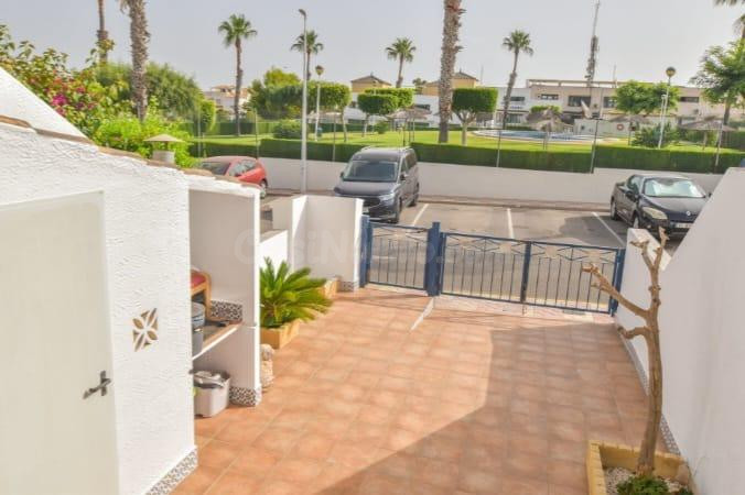 Bungalow planta baja reformado de 2 Dorm. con gran terraza y - foto 3