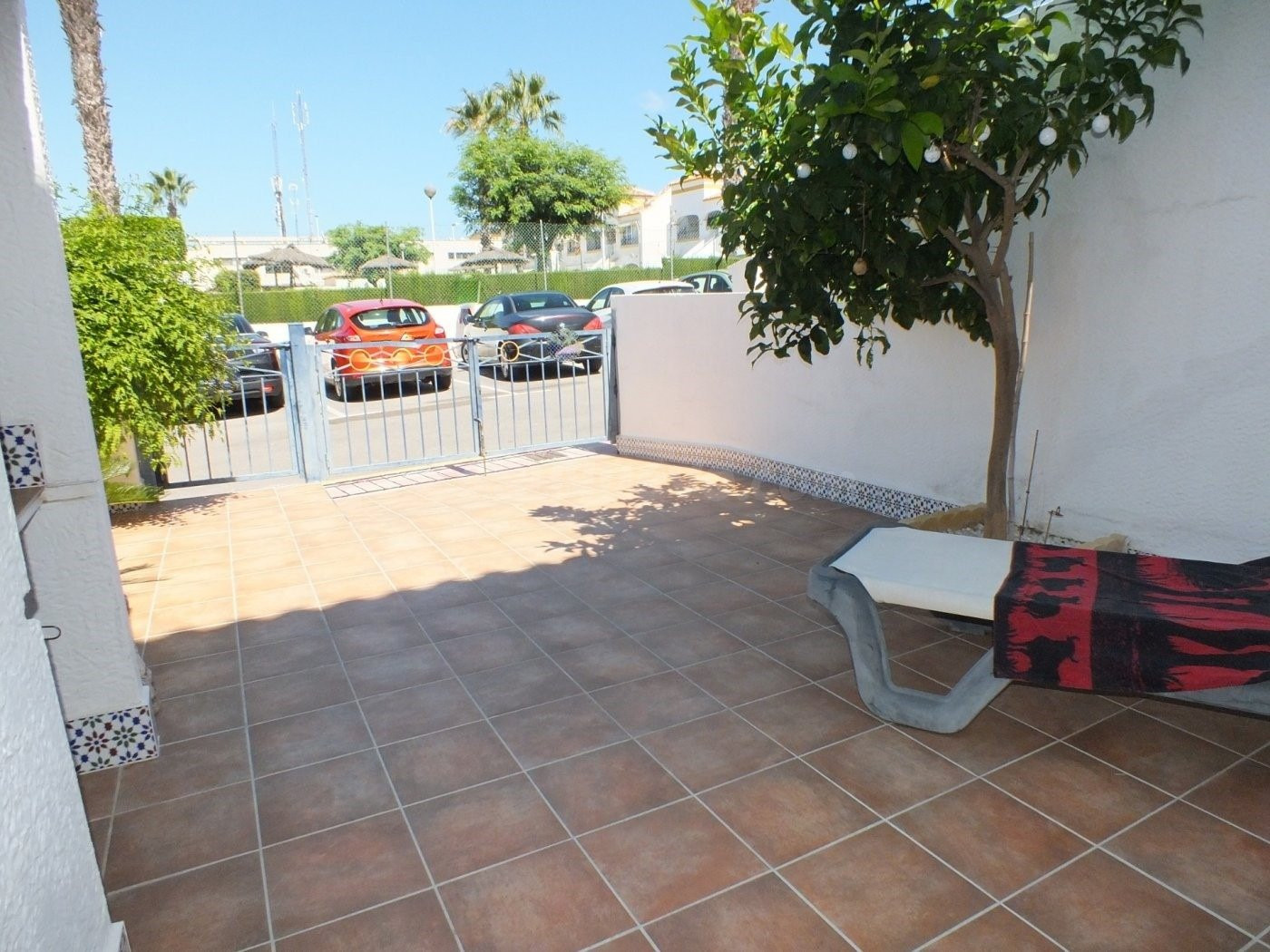 Bungalow planta baja reformado de 2 Dorm. con gran terraza y - foto 4