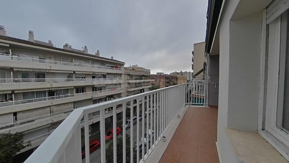 Piso amplio de 4 habitaciones y parking en una ubicación pri