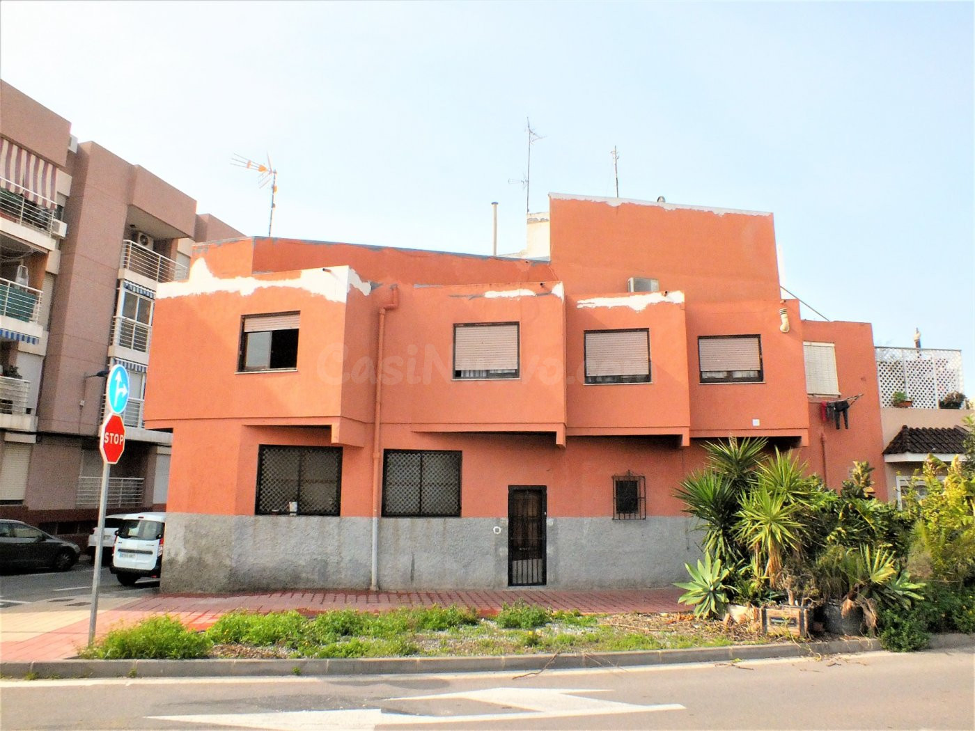 Edificio de 2 plantas con 4 dormitorios 3 baños, solárium, l