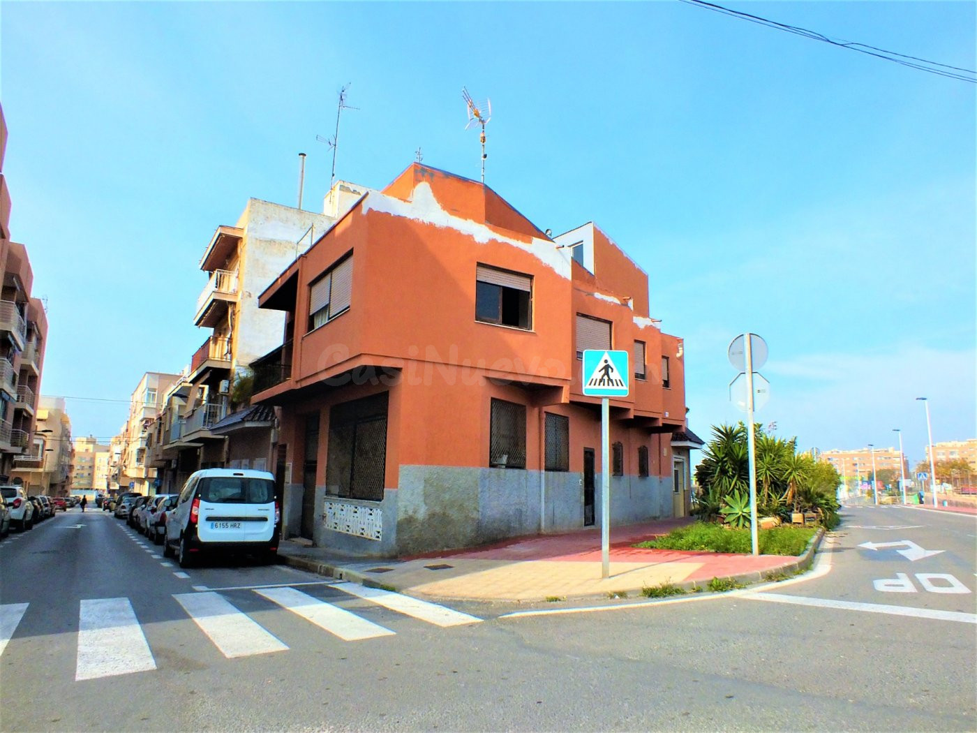 Edificio de 2 plantas con 4 dormitorios 3 baños, solárium, l - foto 2