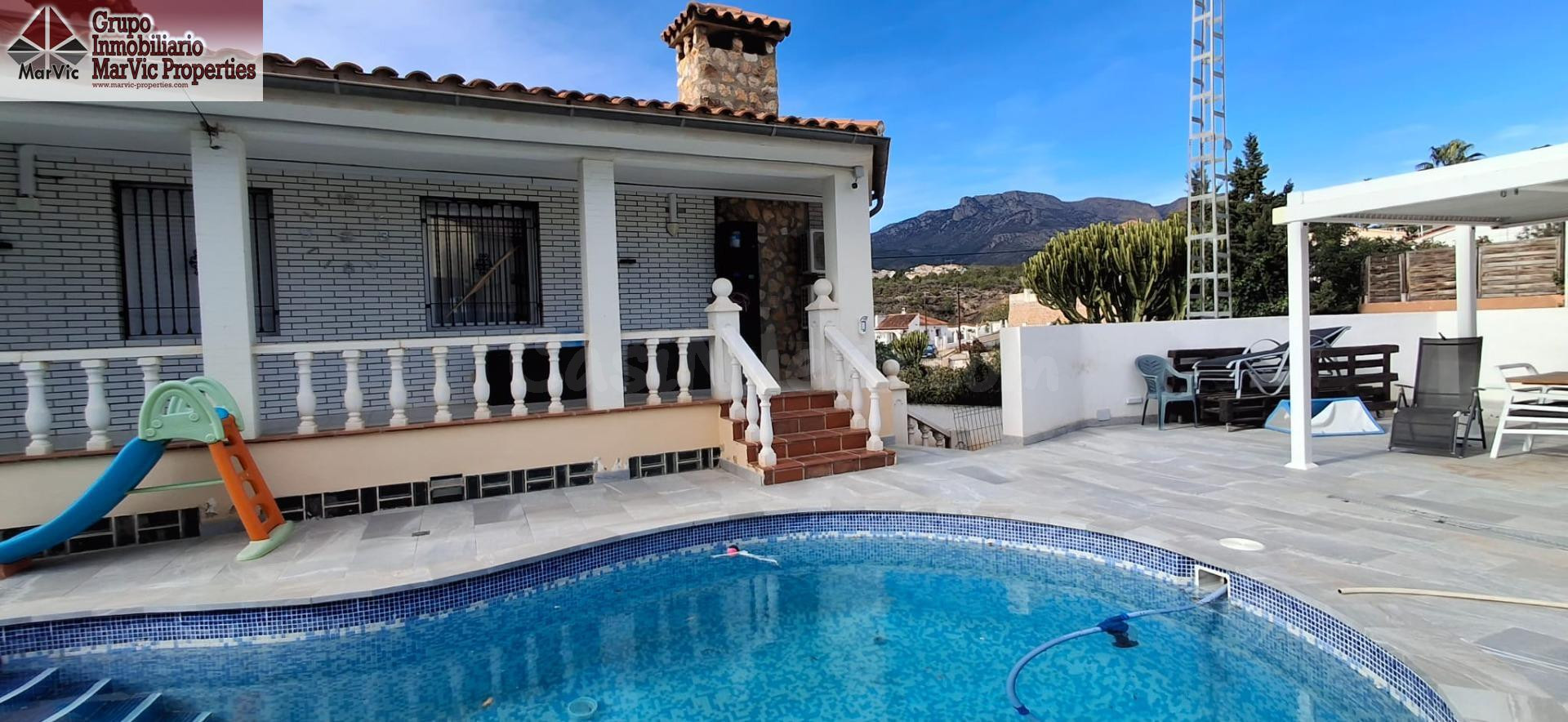 Exclusivo Chalet en La Nucía con Vistas y Amplias Zonas Exte