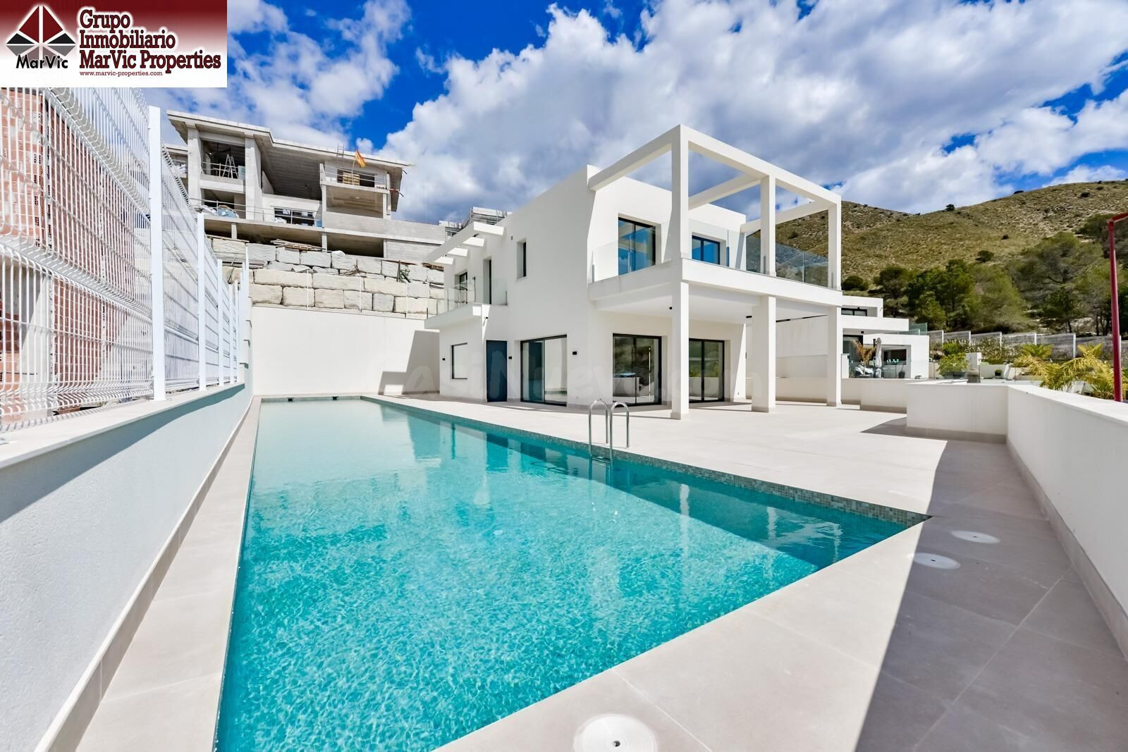 VILLA  MODERNA CON VISTAS AL MAR Y A LA MONTAÑA EN FINESTRAT