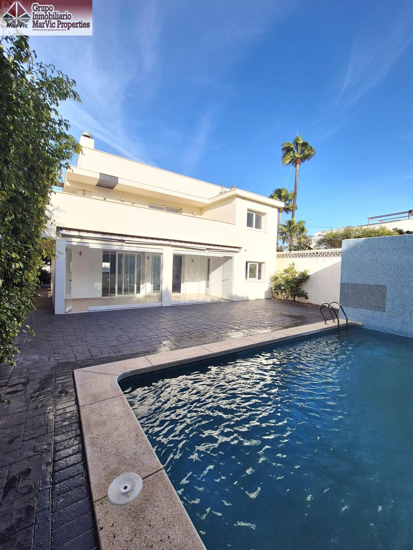 Espacioso chalet pareado reformado en Albir