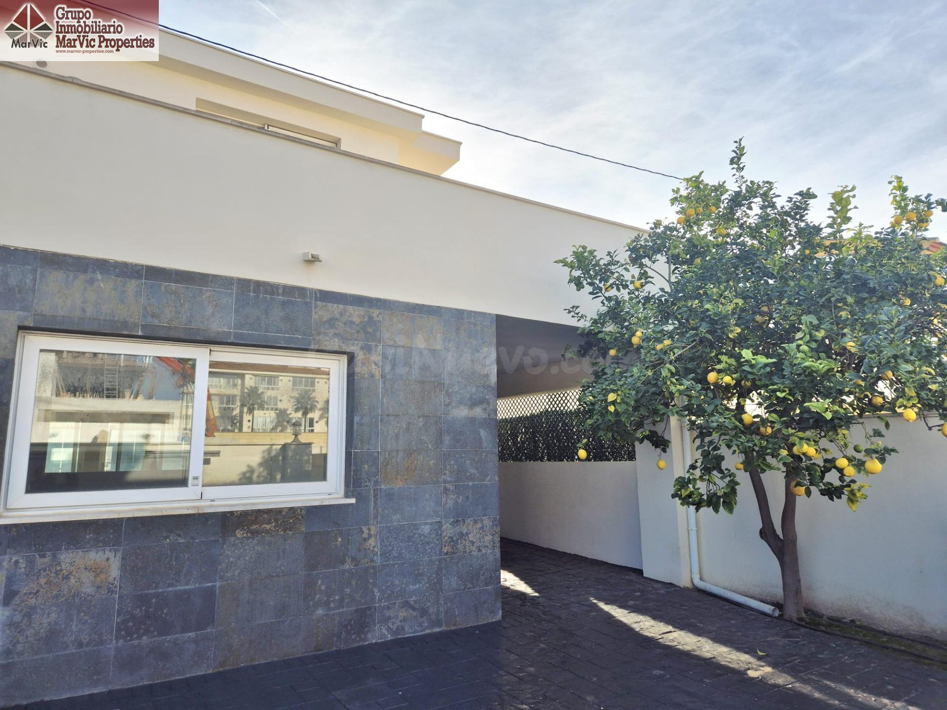 Espacioso chalet pareado reformado en Albir - foto 2