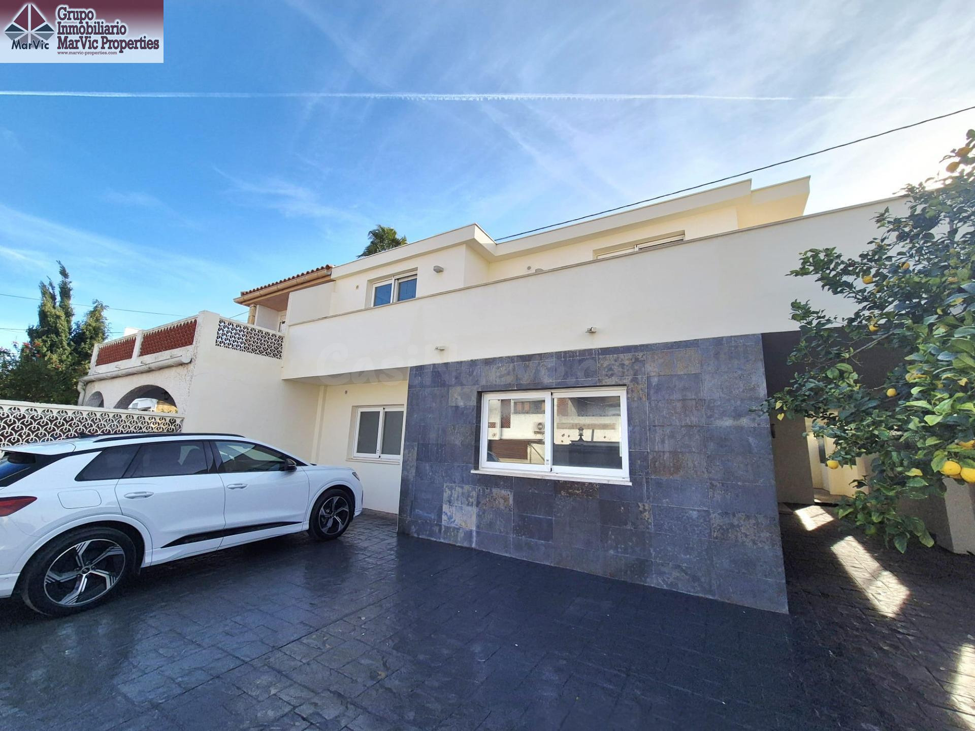 Espacioso chalet pareado reformado en Albir - foto 3