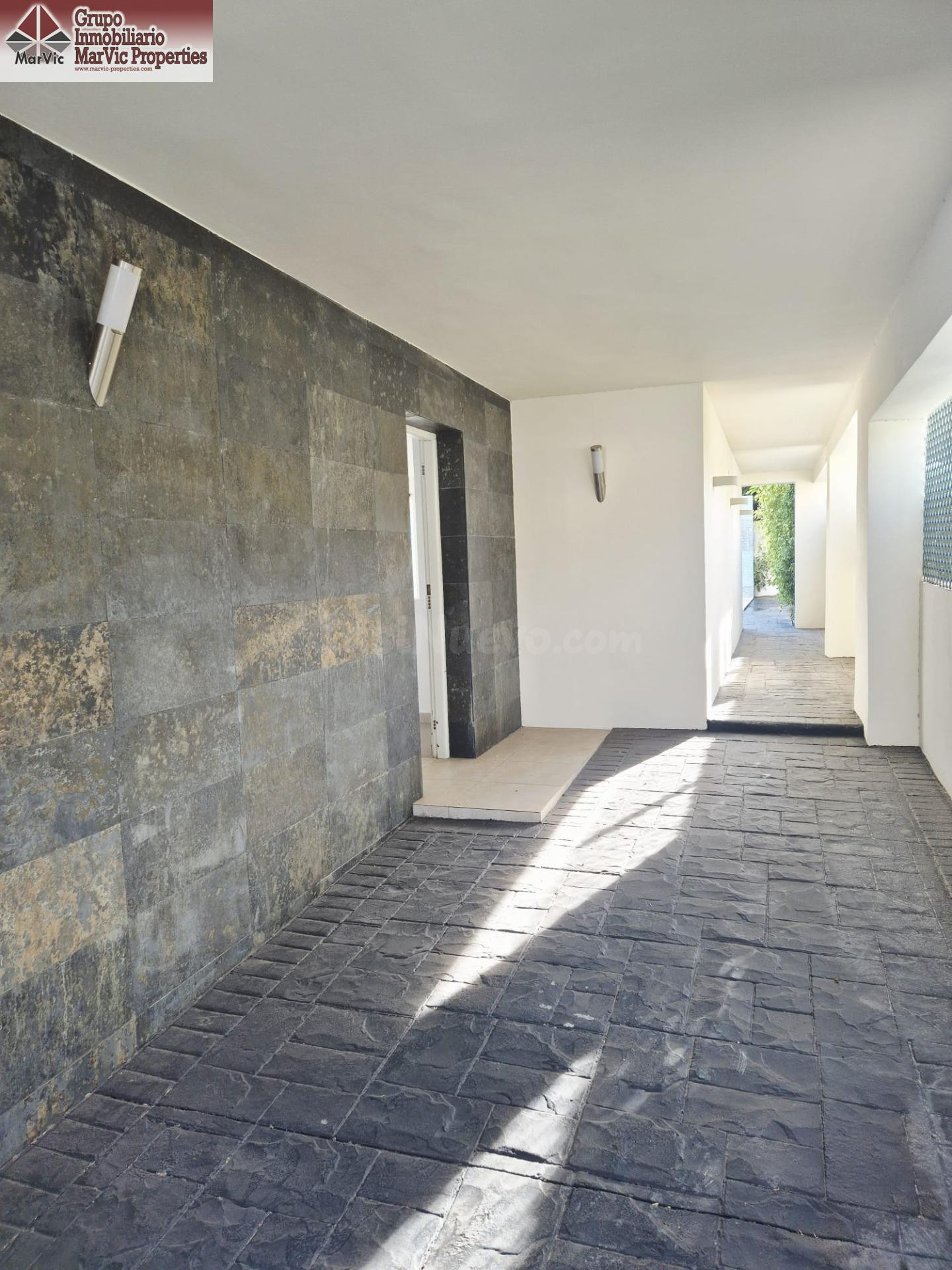 Espacioso chalet pareado reformado en Albir - foto 4