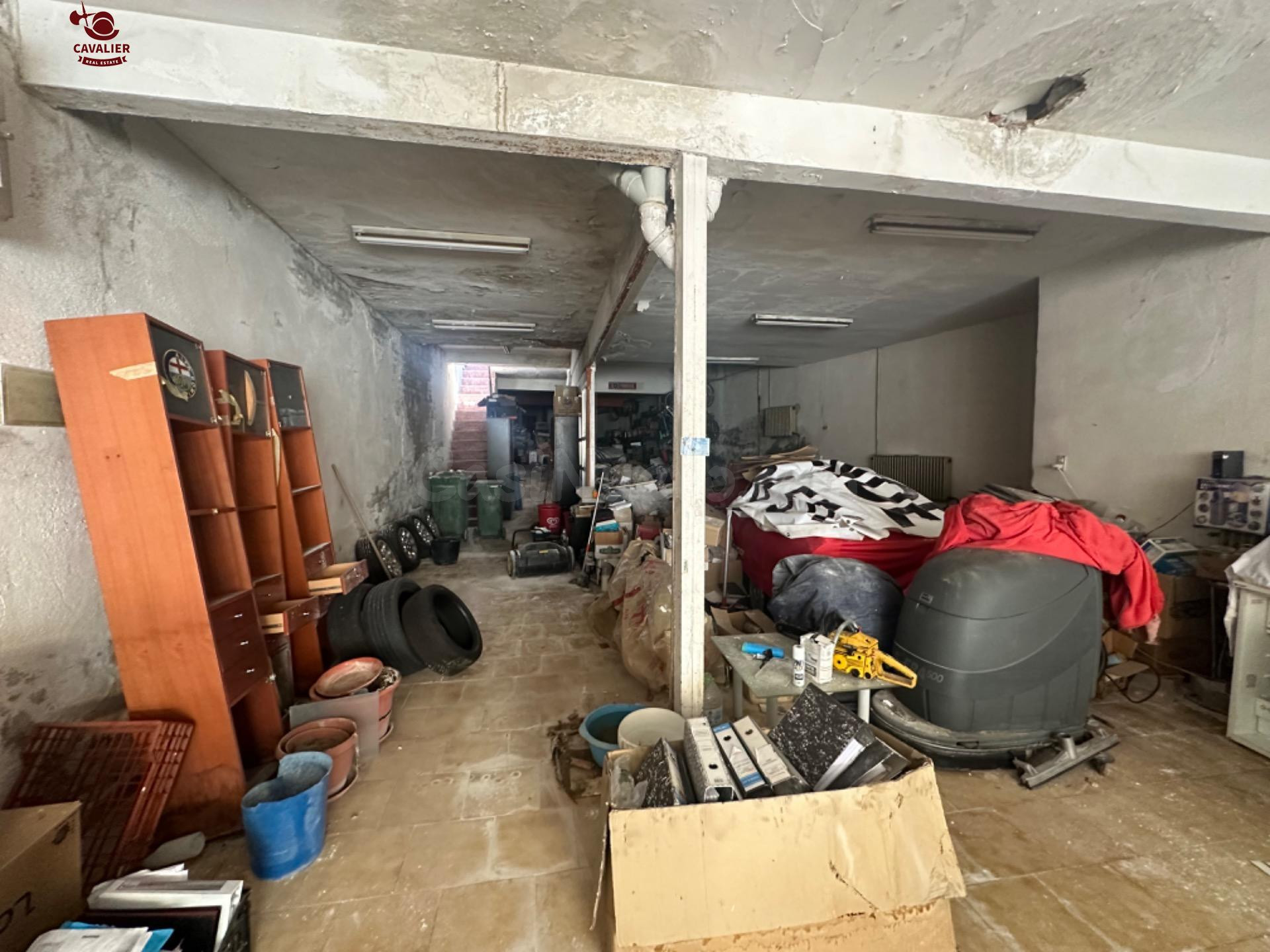 Vivienda de 203m2 en 1ª planta y local de 225 m2 para REFORM