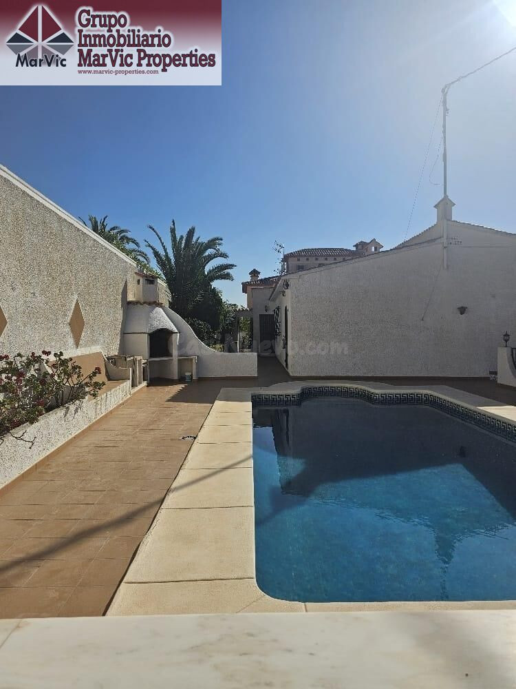 Impresionante Chalet en Albir con Piscina y Amplio Jardín - foto 4