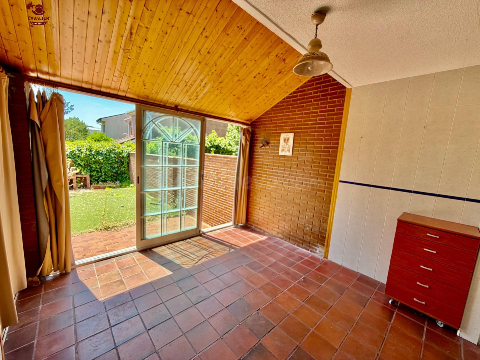 Chalet adosado de 174m2 con 5 dormitorios y 3 baños y piscin - foto 3