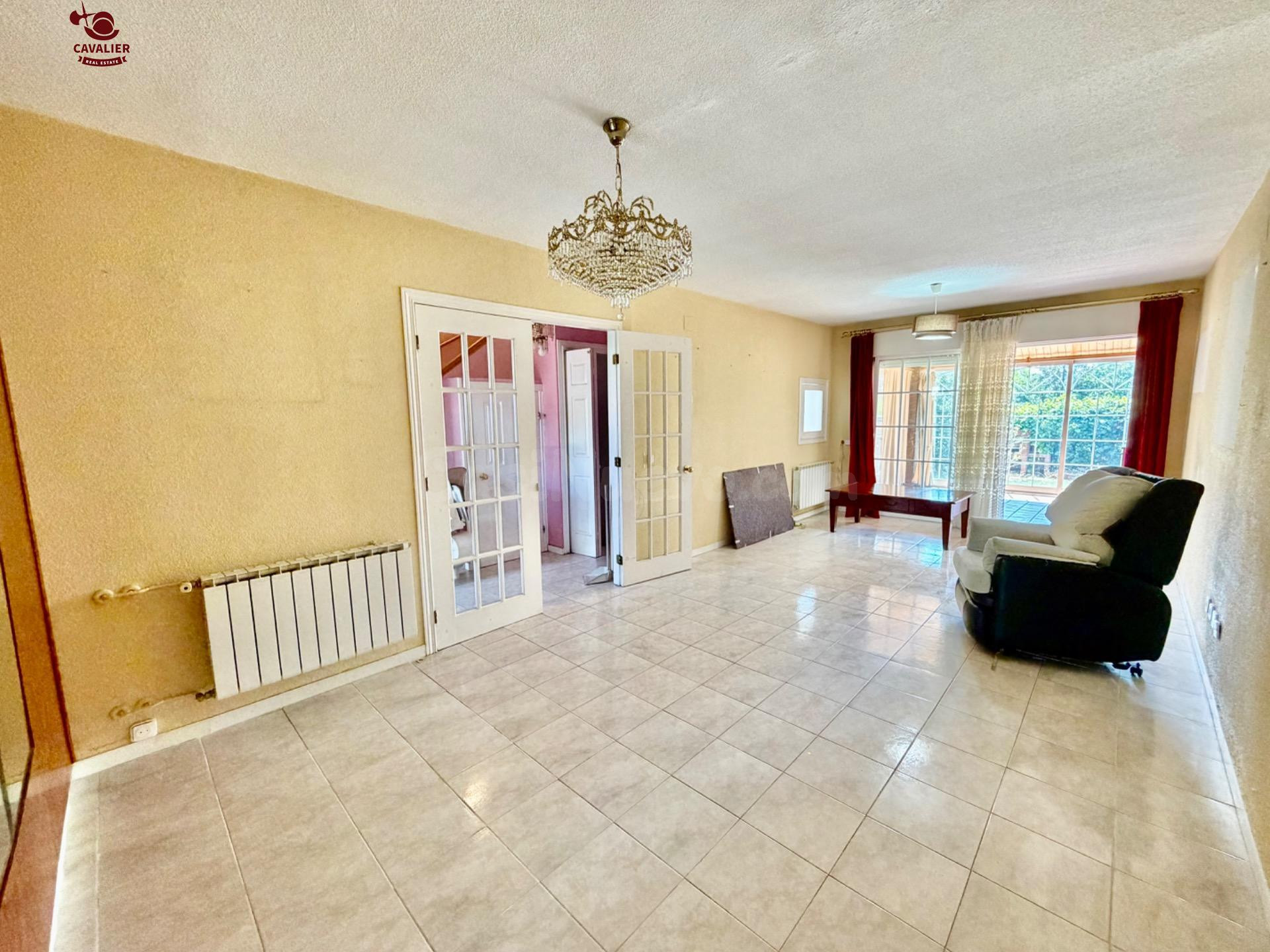 Chalet adosado de 174m2 con 5 dormitorios y 3 baños y piscin - foto 4