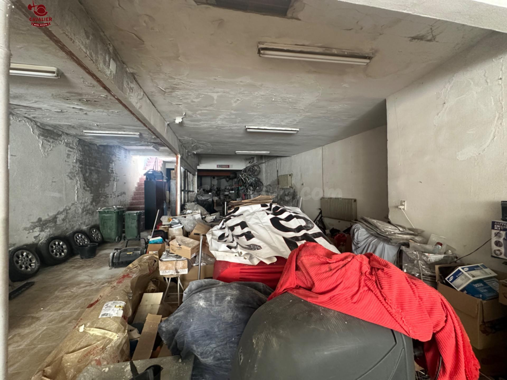 Local comercial de 225m2 y con una vivienda en 1ª Planta de 