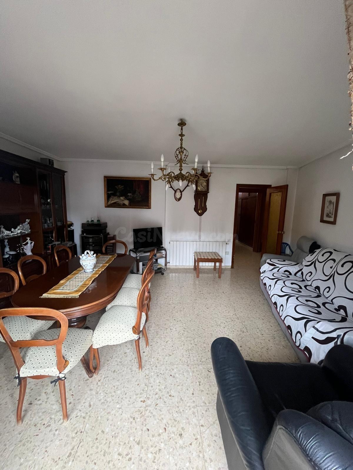 AMPLIA VIVIENDA EN AVENIDA PRINCIPAL DE MELIANA CON 2 PLAZAS