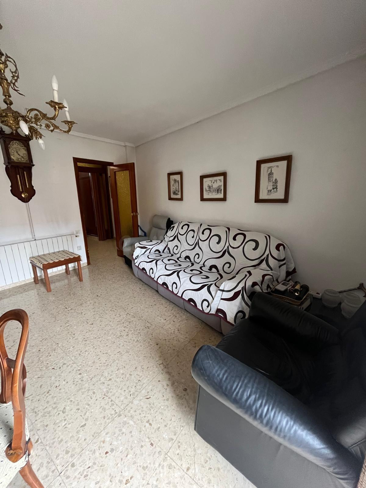 AMPLIA VIVIENDA EN AVENIDA PRINCIPAL DE MELIANA CON 2 PLAZAS - foto 4