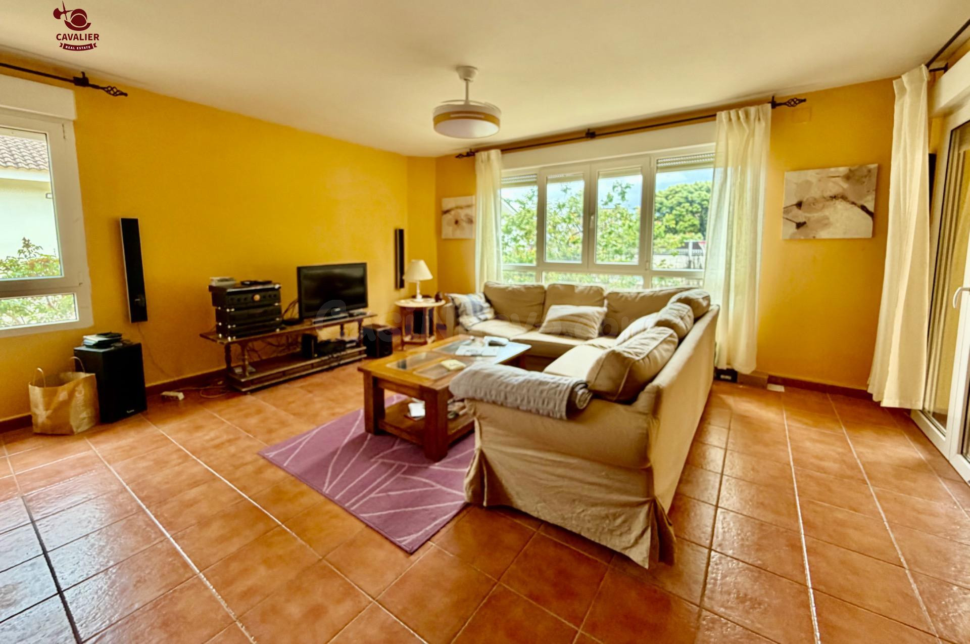 Chalet independiente de 320m2 con 5 dormitorios y 3 baños co