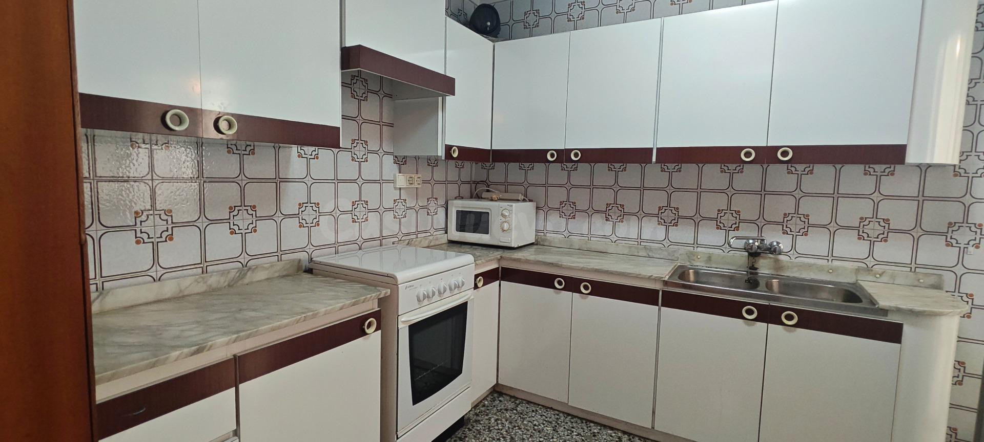 Gran Piso de 3 Grandes dormitorios y 2 Baños al lado del par - foto 4