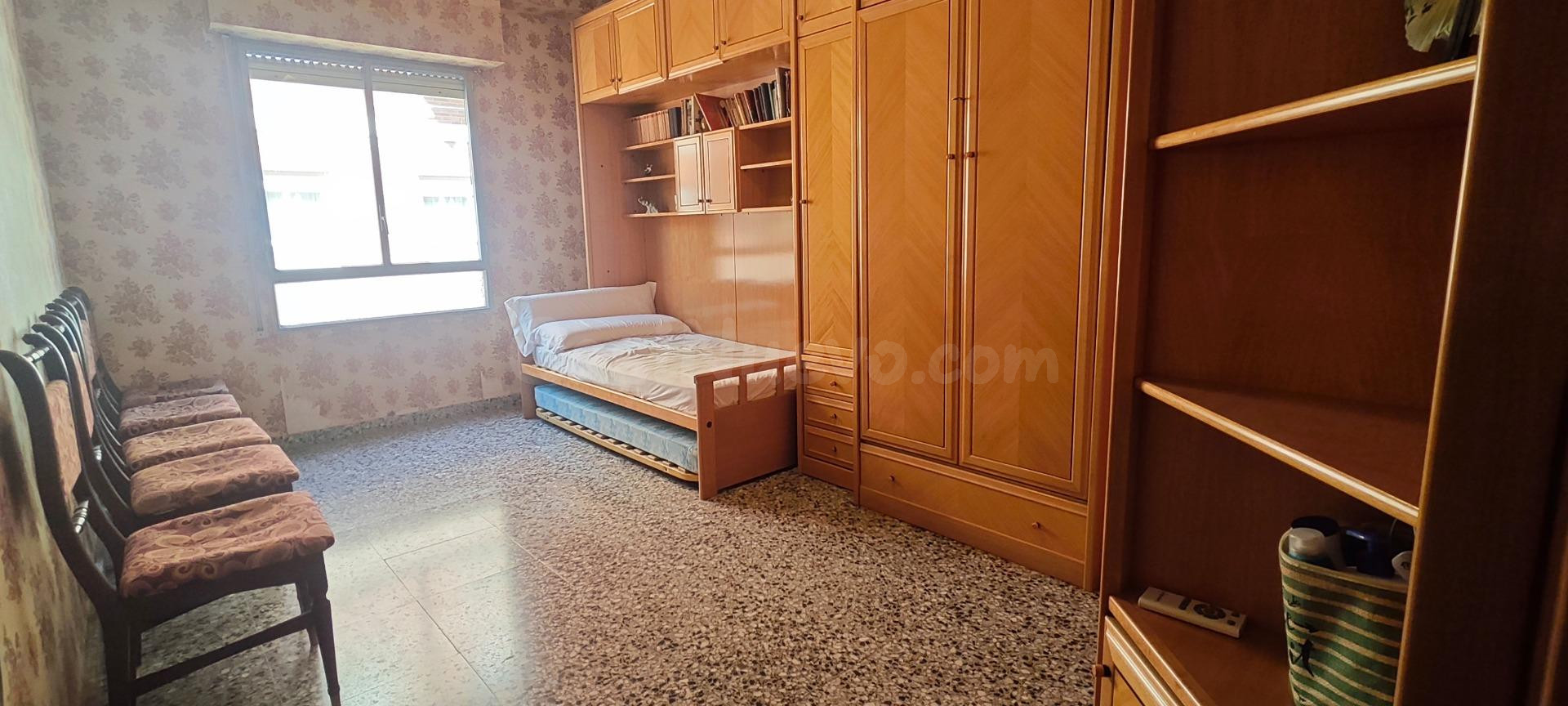 Gran Piso de 3 Grandes dormitorios y 2 Baños al lado del par - foto 5
