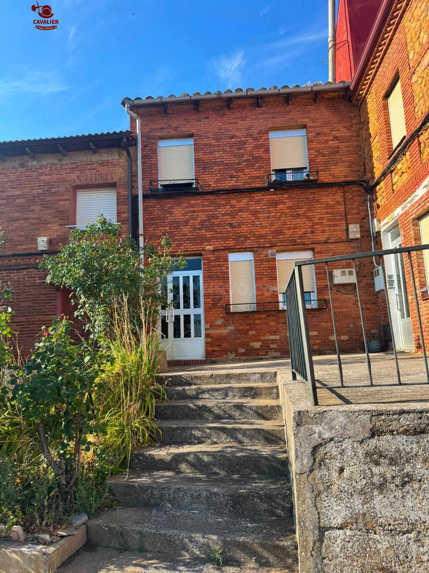 Vivienda de 88m2, 4 habitaciones, 2 baños y 112m2 de almacen