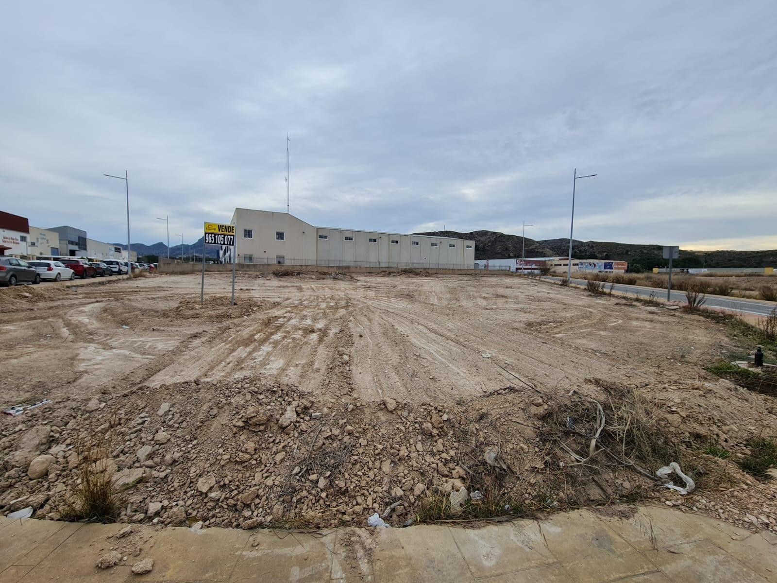 Parcela Industrial de 2.338m2 en Polígono Industrial Lacy, E